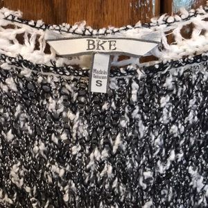 BKE Sweaters - Loose knit sweater with fringe edges BKE Sweaters - Loose knit sweater with fringe edges